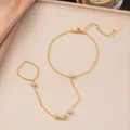 Elegante pulsera de mano de acero inoxidable dorado con detalles de circonita brillante. - Pulsera de Mano con 5 Estrás Redondos (E2503) / Dorado