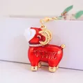 Llavero de oveja roja linda con pedrería brillante y elegantes cuernos dorados. - Rojo