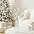 Dekorative weiße Glitzerzweige in einer klaren Vase für Weihnachtsdeko - 34cm-7g / Weiß