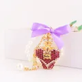 Elegante llavero de frasco de perfume de cristal con lazo púrpura y cadena de perlas. - Estilo Botella Perfume Corazón / Peso 56,6 g, Longitud 11,6 * 3,9 cm / Morado