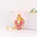 Lindo llavero de frasco de perfume con corazón rosa y lazo de seda y perlas de bolsa - Estilo Botella Perfume Corazón / Peso 56,6 g, Longitud 11,6 * 3,9 cm / Rosa