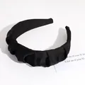 Elegante cerchietto in raso nero arricciato con design alto e trama a pieghe da donna - Nero