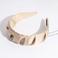 Elegante cerchietto in raso champagne pieghettato con design a corona alta per stile - Bianco Sporco