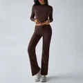 Stilvolles kaffeebraunes zweiteiliges Yoga-Set für Damen mit Langarm-Crop-Top und Schlaghose - XS / Braun