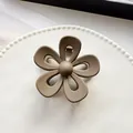 Elegante pinza per capelli a fiore marrone opaco con petali cavi per acconciature - Marrone