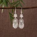 Eleganti orecchini etnici in argento Miao con lunghe nappe e motivo floreale intagliato - Nappa a Salice con Fiore Traforato Doppio (E8770) / Argento