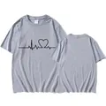 Graues Unisex-T-Shirt mit Herz- und Herzschlag-Druck, Vorder- und Rückansicht - XS / Hellgrau