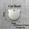 Macroweergave van een blanco katvormige roestvrijstalen penning met afmetingen. - Kattenkop (4989292806643)