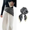 Eleganter schwarz-weißer Seidenschal mit Paisley-Muster, getragen als Taillengürtel - Paisley Druck / 70*70