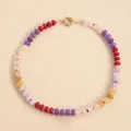 Detailaufnahme einer bunten Natursteinkette im Choker-Stil mit lebendigen Perlen - Halskette / Lila