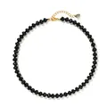Vista detallada del collar de cuentas facetadas negras con cadena dorada y dije corazón. - Estilo de Cuenta de Ábaco de Arcoíris Corazón 11
