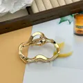 Detalle de la pinza de pelo de metal dorado irregular con forma de nube, brillo. - 7.5cm / Dorado