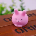 Lindo juguete blandito de conejo rosa TPR para aliviar el estrés y la diversión sensorial - Conejo rosa regordete