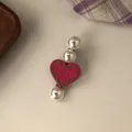 Dettaglio di un fermaglio per capelli con perle bianche e cuore rosa con testo LOVE. - Fermaglio per Capelli Cuore Rosso Rosa