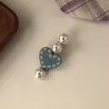 Vista dettagliata di un dolce fermaglio per capelli a cuore blu con perle e decoro a pois - Clip a Cuore Blu Chiaro