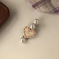 Dettaglio di un fermaglio per capelli a cuore crema con perle e scritta LOVE - Molletta a Cuore Beige