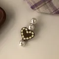 Primo piano di una clip per capelli vintage a forma di cuore marrone con perle - Molletta Cuore Caffè