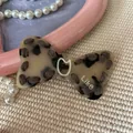 Eleganter Haarclip in Schleifenform mit Leopardenmuster und Like-Schriftzug Stoff - Beige Schildpatt