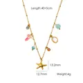 Collana multiciondolo placcata oro con stelle marine e rose su sfondo bianco - Stile Rosa Stella Marina (YTN250902)