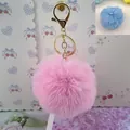 8 cm weicher rosa Kunstfell-Pompon-Schlüsselanhänger mit goldenem Karabinerverschluss - Gummiband-Stil (Ohne Metallteile) / Dunkelrosa