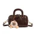 Borsa Boston marrone alla moda per donna con texture lucida e grazioso ciondolo a bambola - 17*11*13 / Marrone Scuro