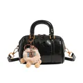 Borsa Boston nera classica con simpatico ciondolo a forma di animale peloso e dettagli oro - 17*11*13 / Nero