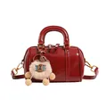 Piccola borsa Boston rossa chic con ciondolo di peluche e finiture dorate eleganti - 17*11*13 / Rosso
