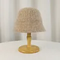 Cappello alla pescatora in maglia beige da donna esposto su un supporto di legno - Cachi (6015)