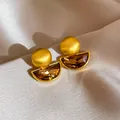 Orecchini vintage in oro spazzolato con pendente a semicerchio in resina color ambra - Stile a sfera in oro spazzolato e resina ambrata (Perno in Argento Sterling 925) / Oro