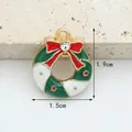Ciondolo ghirlanda di Natale in smalto con fiocco rosso e strass misura 1,9x1,5 cm - Corona Verde Scuro