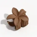 Pince à cheveux élégante en forme de fleur de frangipanier marron mat pour femme - Forme de Fleur / Petit Brun Jaunâtre