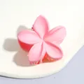Pince à cheveux fleur rose givrée au design mini plumeria avec finition mate pour femme - Forme de Fleur / Petit Rose