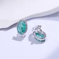 Detailopname van ovale groene kraakkristallen oorbellen met vintage zilveren afwerking - Burst Sieradengroen (Oorclip)
