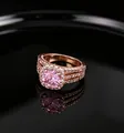 Anello elegante placcato in oro rosa a tre strati con grande zircone rosa centrale - US 6 / Placcato oro rosa Zirconia rosa