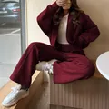Elegante set da casa due pezzi bordeaux con giacca oversize e pantaloni larghi. - S / Borgogna