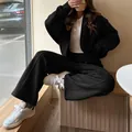Completo chic da donna nero in due pezzi con giacca a zip e pantaloni larghi - S / Nero