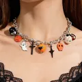 Gothische Halloween-Halskette mit Kürbis-, Geist- und Totenkopf-Anhängern aus Metall - Vintage Silber Halloween Multi-Anhänger Choker (27083-silver)