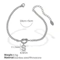 Edelstahl-Armband mit Buchstabe S, funkelnden Strasssteinen und schickem Knotendetail - S Stahlfarbenes Armband