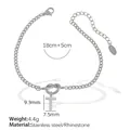 Silbernes Edelstahl-Knotenarmband mit Strass-Buchstaben-T-Anhänger Detail - T Stahlfarbenes Armband