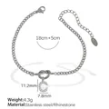 Eleganter silberner Edelstahl-Armband mit Buchstaben C-Anhänger, Strass und Knotendetail - C Stahlfarbenes Armband