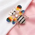 Squisita spilla ape con strass colorati per donna con ali in smalto decorato. - Spilla di Perle Foglia