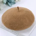 Detailopname van een vintage kameelwollen baret die de zachte, getextureerde stof toont - Eén maat / camel