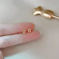 Minimalistische geometrische goldene quadratische Ohrstecker mit Zirkonia-Akzenten - Silber Weidenblatt