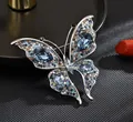 Dettaglio ravvicinato di un'elegante spilla a farfalla in cristallo con pietre blu. - Stile Farfalla Blu (X2346) / Blu