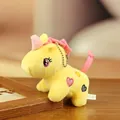 Porte-clés licorne en peluche jaune avec crinière rose et cœurs brodés sur bois - Jaune / Environ 20cm de longueur totale