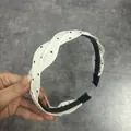 Elegante cerchietto intrecciato in tessuto bianco a pois neri per donna e ragazza - Bianco Sporco