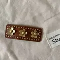 Pince à cheveux vintage en cuir marron avec trois fleurs dorées et rivets métal - Barrette à cheveux aspect cuir marron avec fleurs en métal (Trois fleurs dorées)