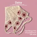 Foulard triangle en crochet crème avec motifs floraux de marguerites roses - Taille unique / Rangée de marguerites roses éclat rouge