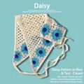 Foulard triangulaire crocheté à la main avec motif de marguerite bleue en blanc cassé - Taille unique / Rangée de marguerites bleues éclat profond