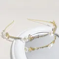 Elegante cerchietto dorato con fiori bianchi, cristalli e ciondoli a farfalla - Fiore farfalla dorato